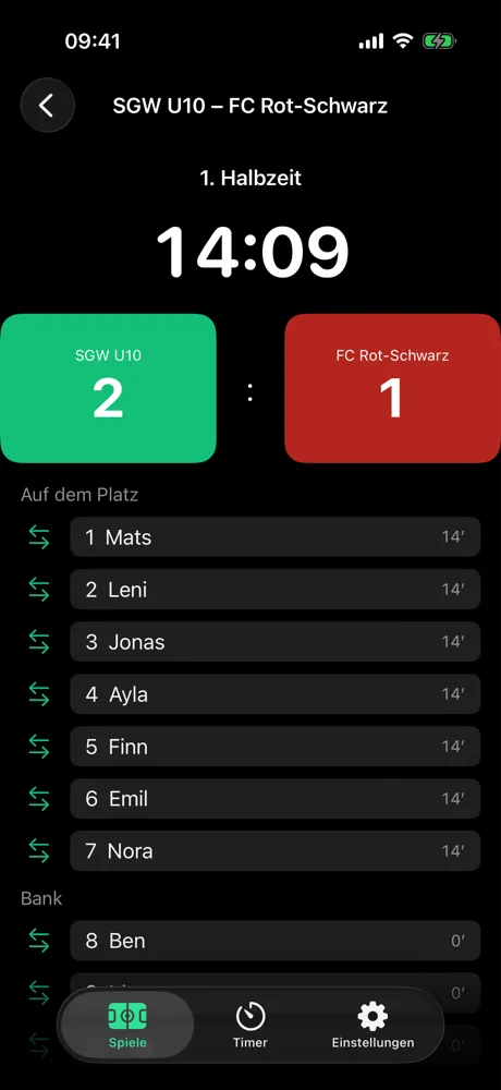 Das laufende Spiel am iPhone: 1. Halbzeit, 14:09, Stand 2:1, darunter Platz und Bank
